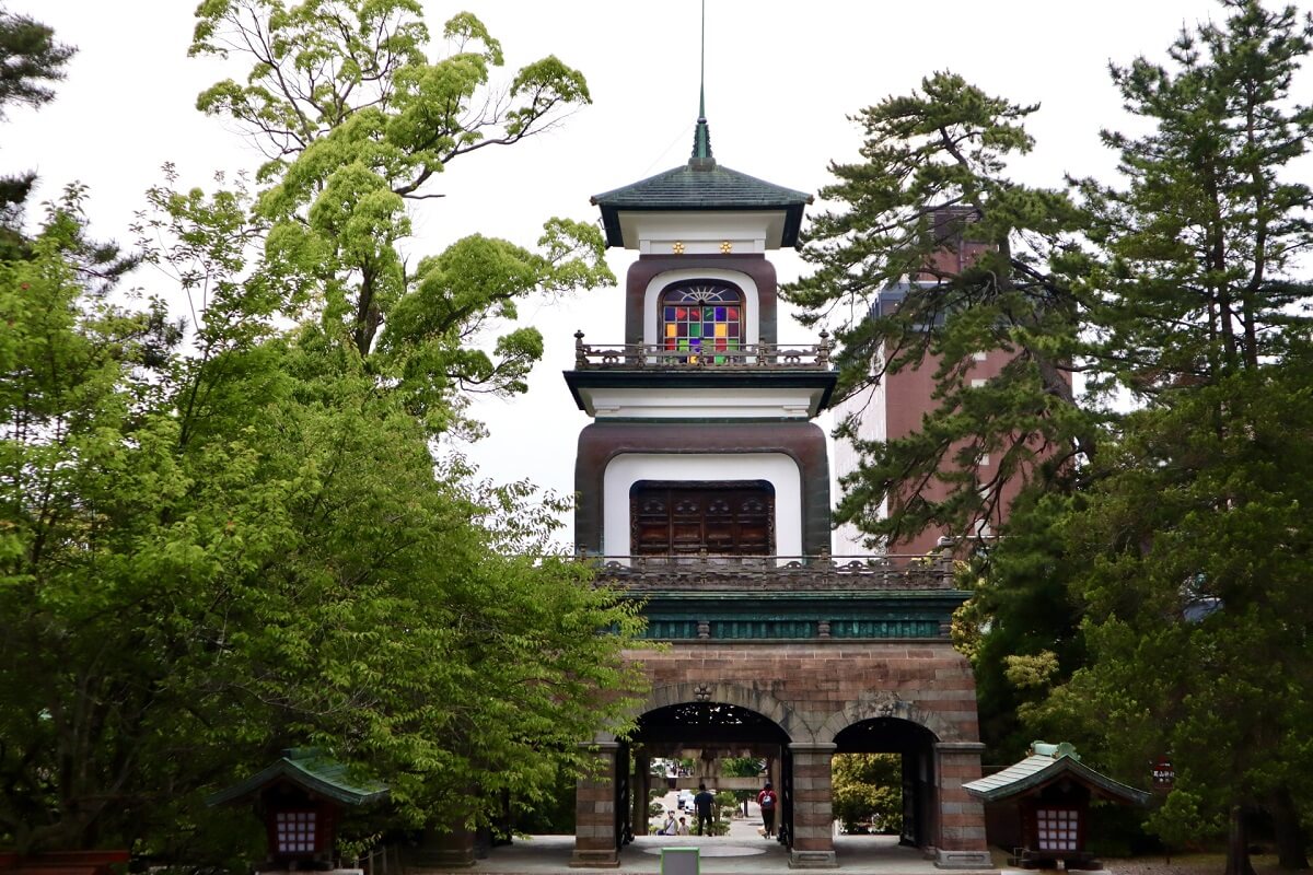尾山神社の神門
