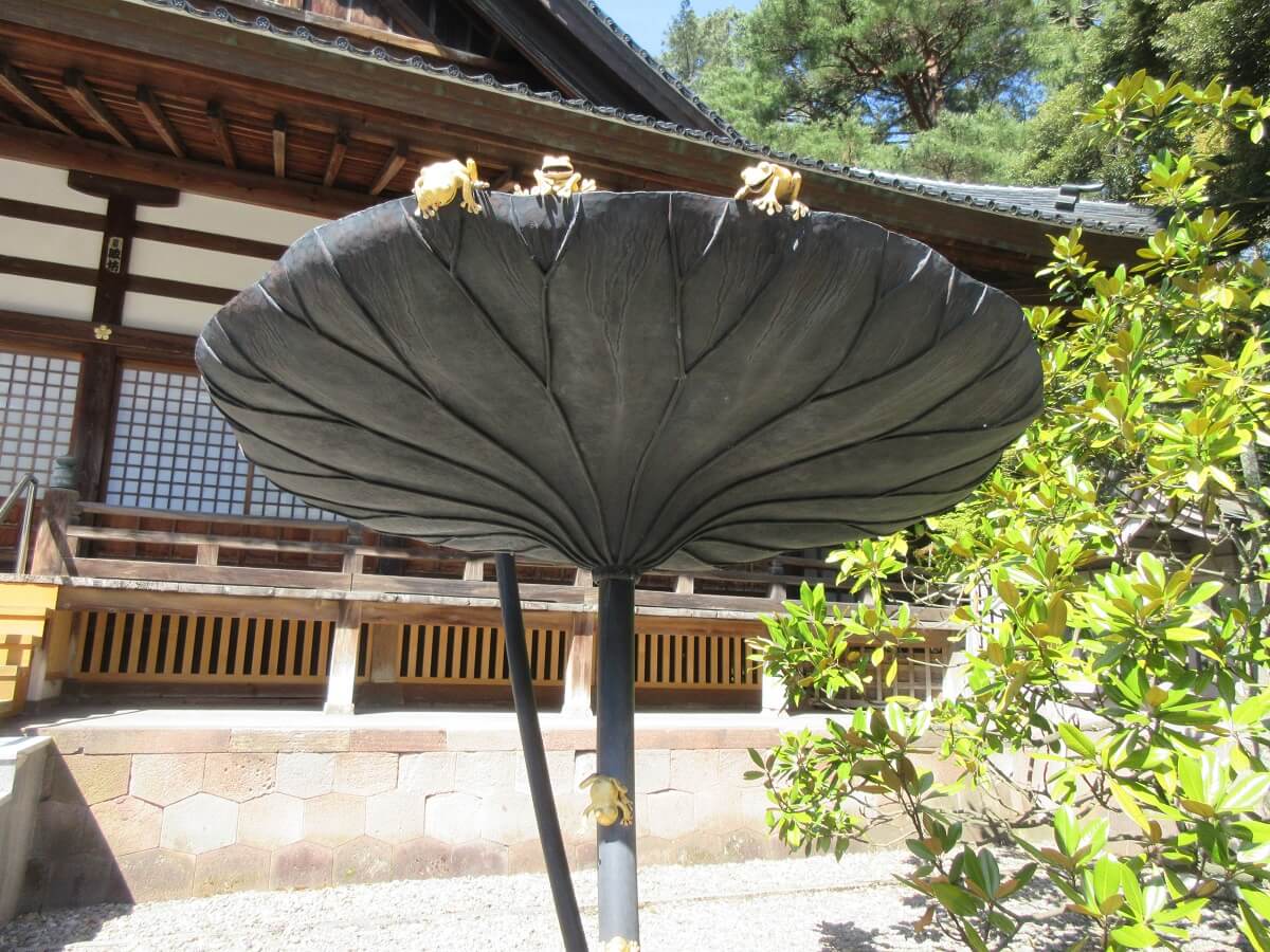 尾山神社にある金のカエル