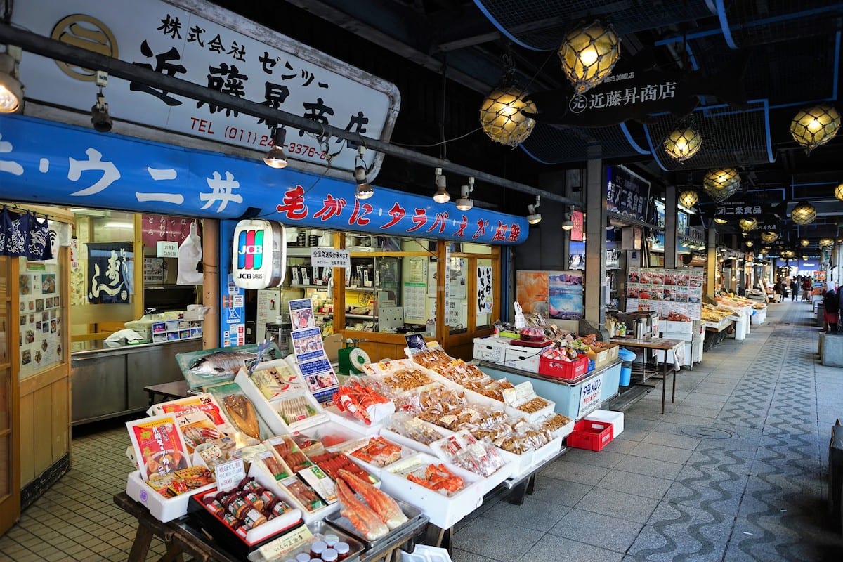 二条市場 食べ歩きガイド｜海鮮丼と単品を営業時間・値段つきで回る半日プラン