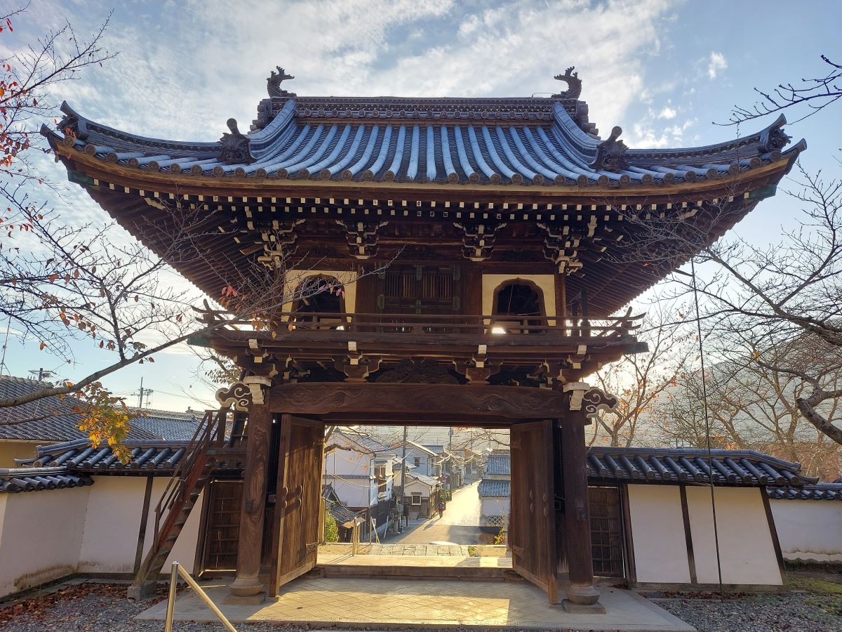 照蓮寺の正門と鐘