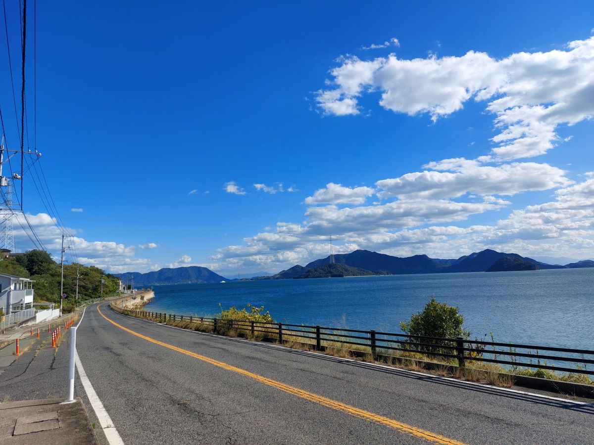 忠海の道路から見える海