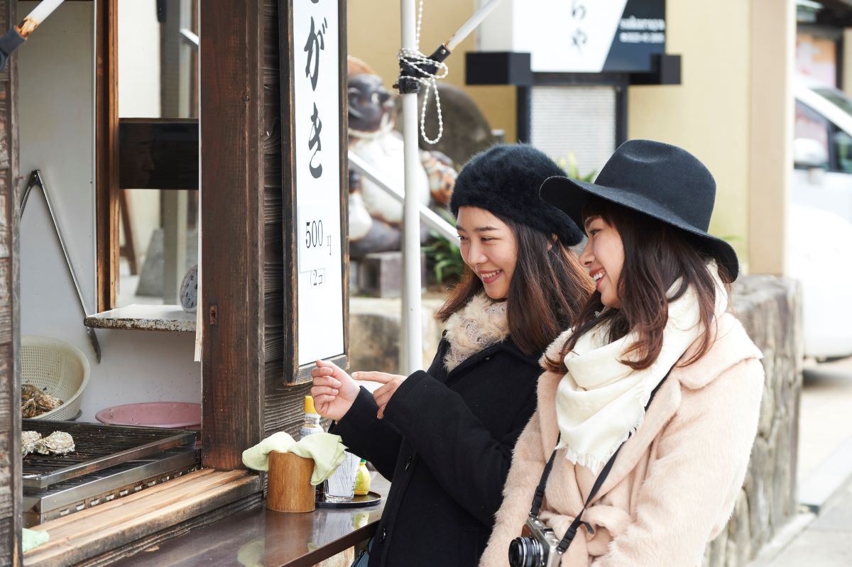 東尋坊の食べ歩きガイド｜海鮮浜焼き・焼きイカと遊覧船・アクセス所要