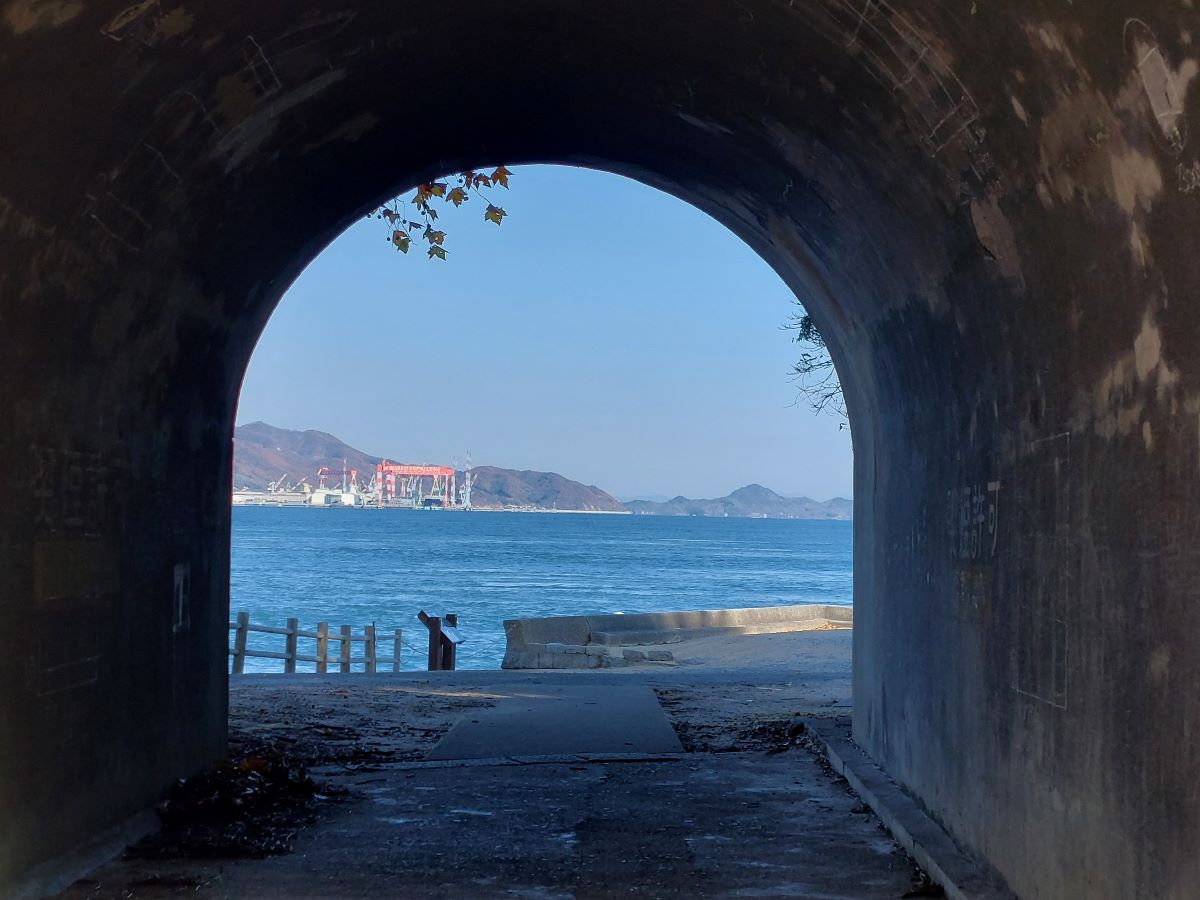 大久野島発電所跡のトンネルから見える海