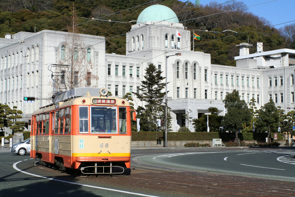 愛媛県庁とチンチン電車