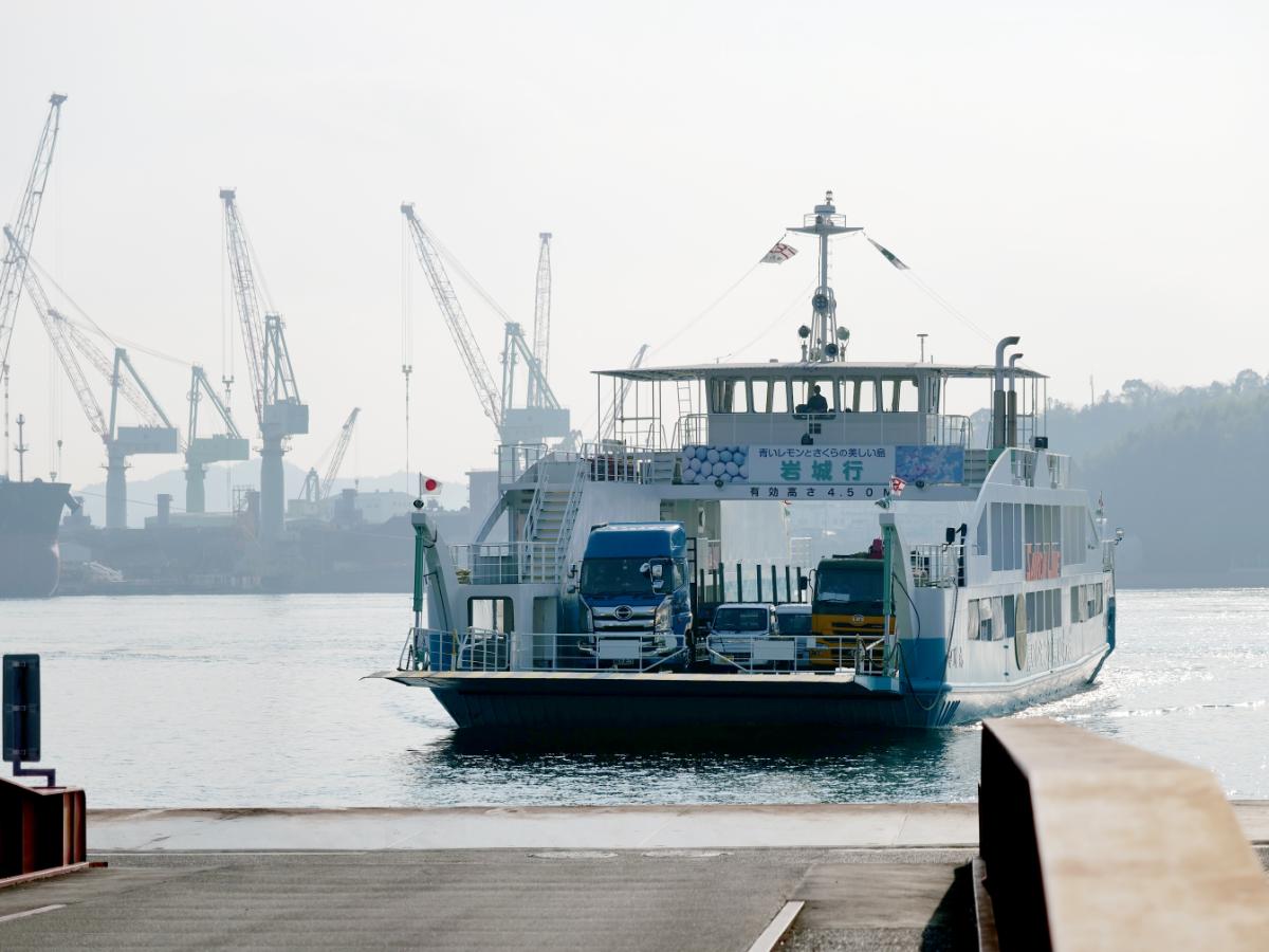 生口島の洲江港～岩城島の小漕港を結ぶ三光汽船のフェリー