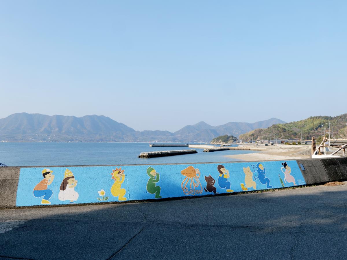 イラストレーターの菅真佑紀さんによる防波堤アート「海のおとを聴く」