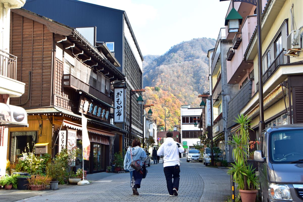 宇奈月温泉の食べ歩きモデルコース｜駅前の名物と無料足湯を営業時間つき散策プランで