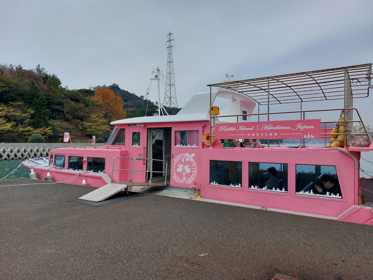 大久野島にむかうフェリー