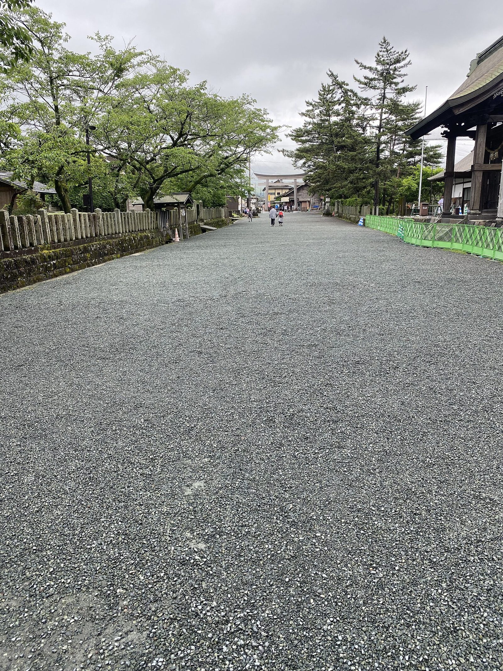 阿蘇神社の参道と奥に見える鳥居