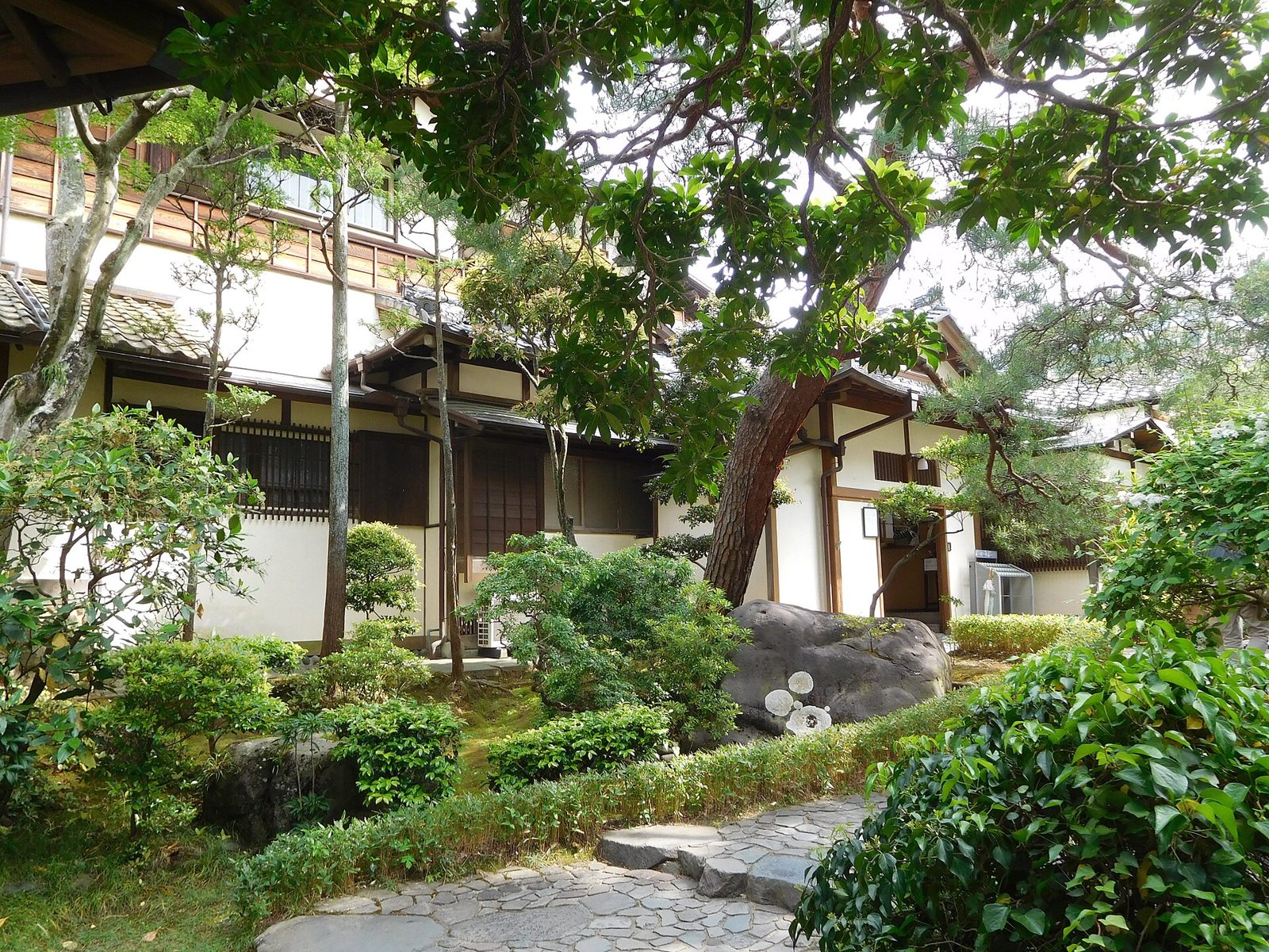 起雲閣の建物と日本庭園