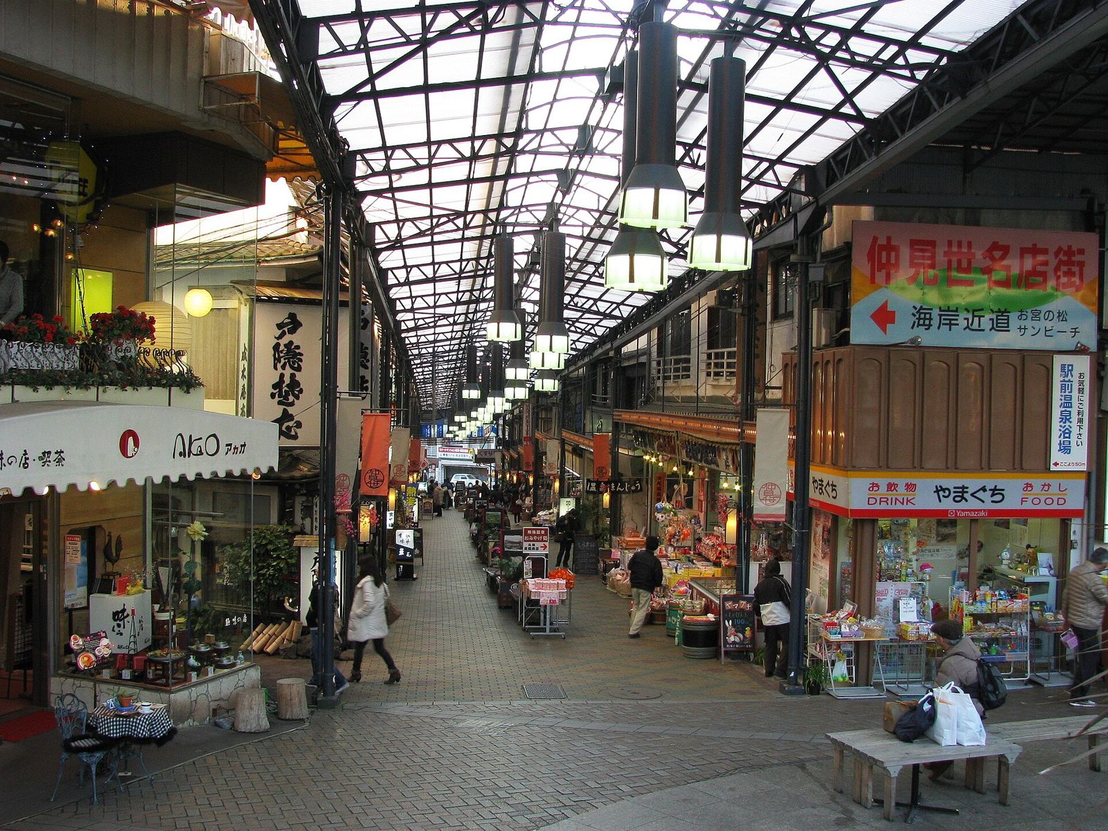 アーケードの熱海仲見世商店街