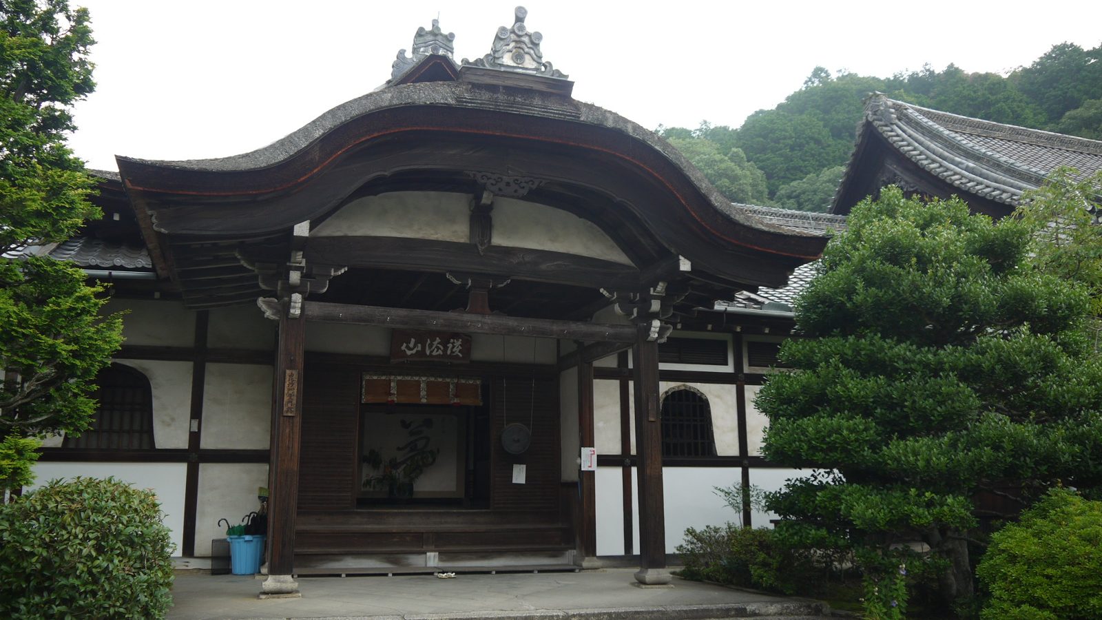 毘沙門堂の唐破風の本堂入口
