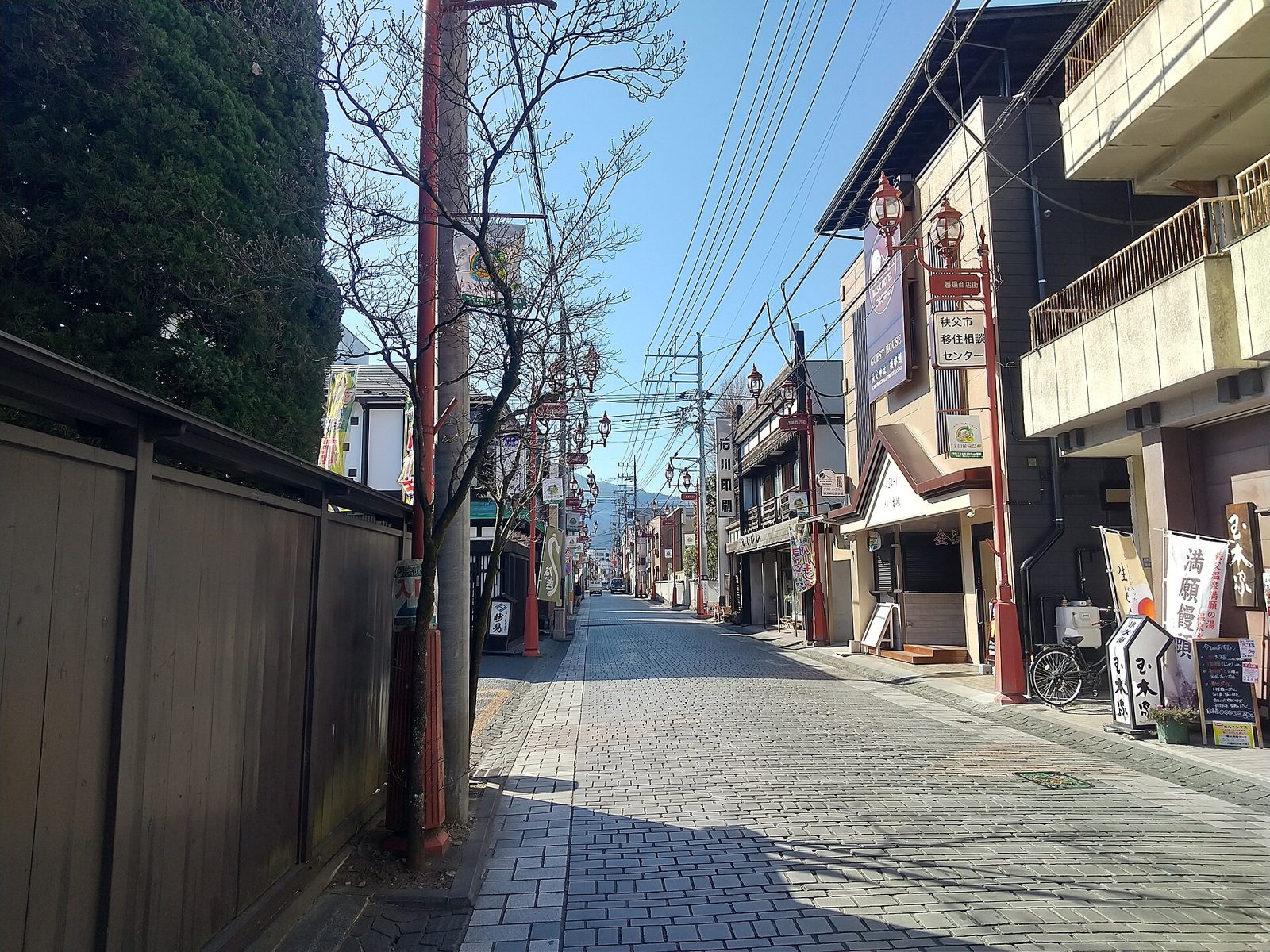 秩父・番場通りの石畳と商店街の街並み