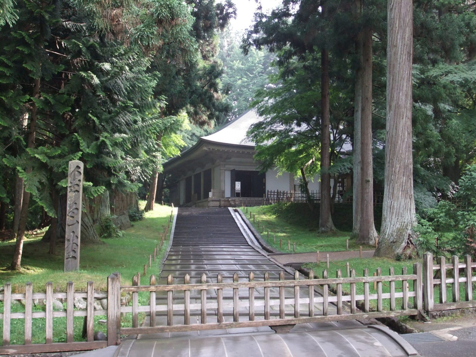 中尊寺金色堂を覆う覆堂への参道