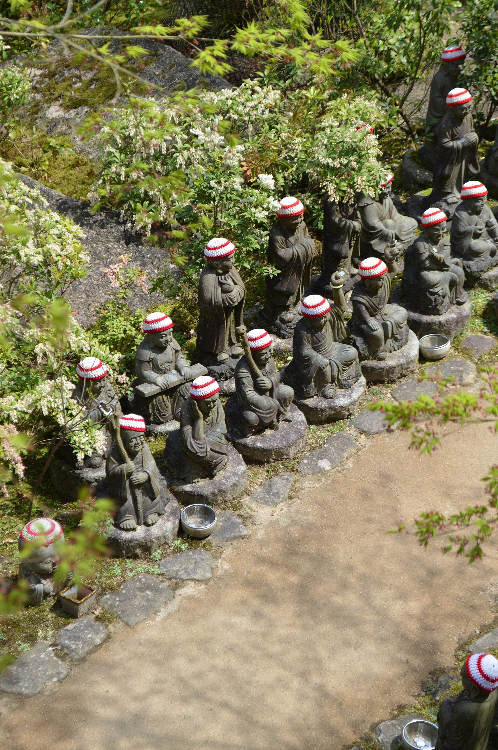 大聖院の石段に並ぶ赤い帽子の五百羅漢像