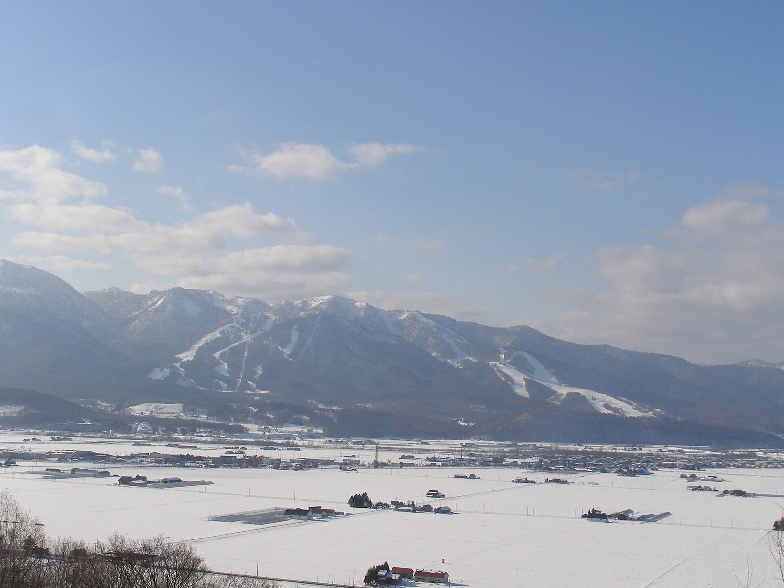 3月の富良野は何がある?ふらの歓寒村は2/28で終了・富良野スキー場は5/6まで滑走・平年最高2.7℃/最低-7.8℃の服装