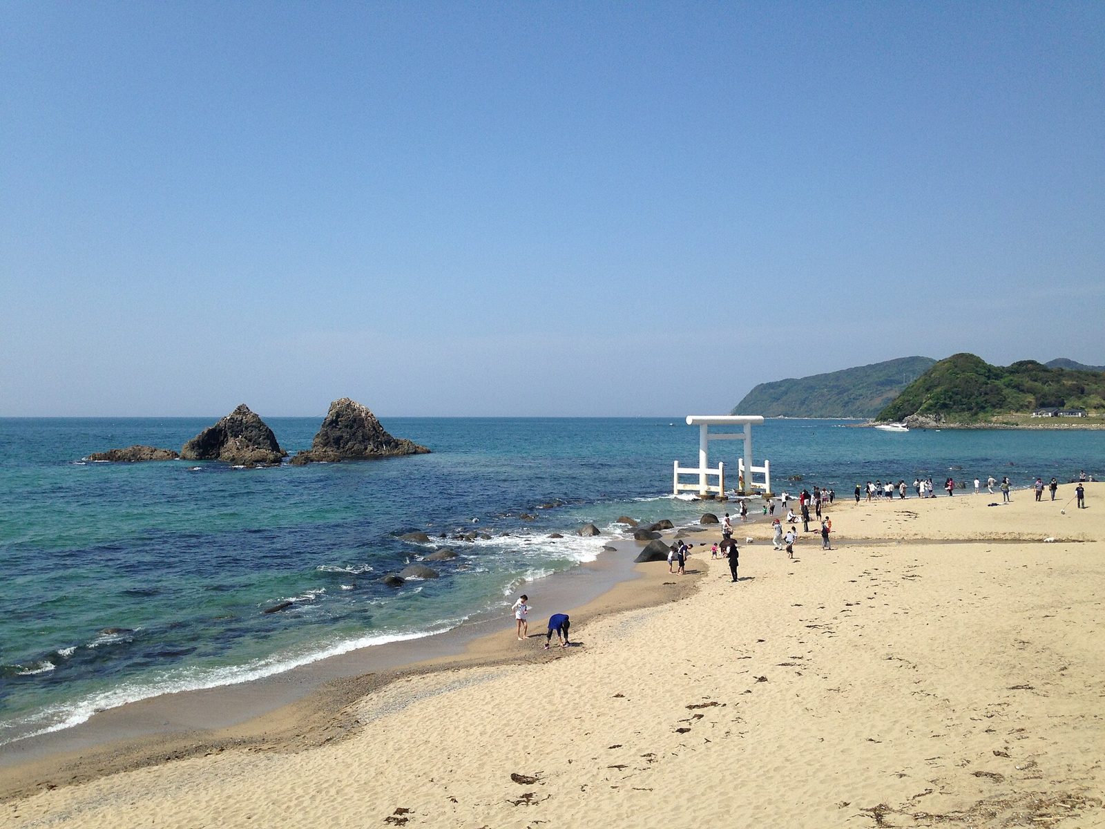 桜井二見ヶ浦の夫婦岩と白い鳥居