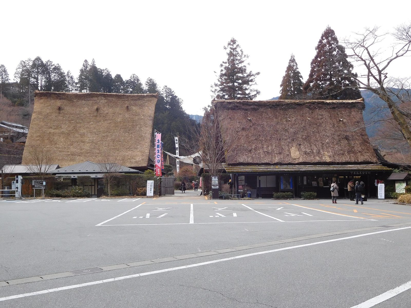 茅葺き屋根の合掌造り家屋が並ぶ下呂温泉合掌村の入口