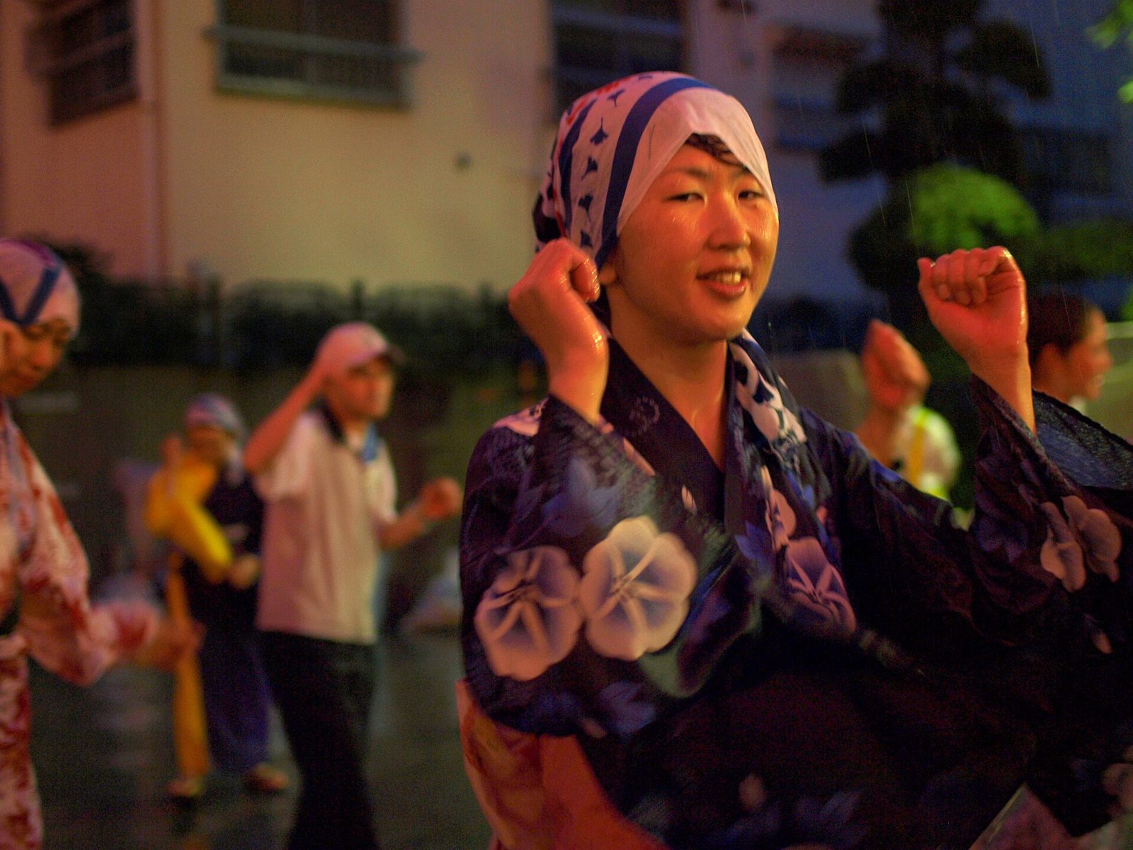 郡上おどりを踊る人々