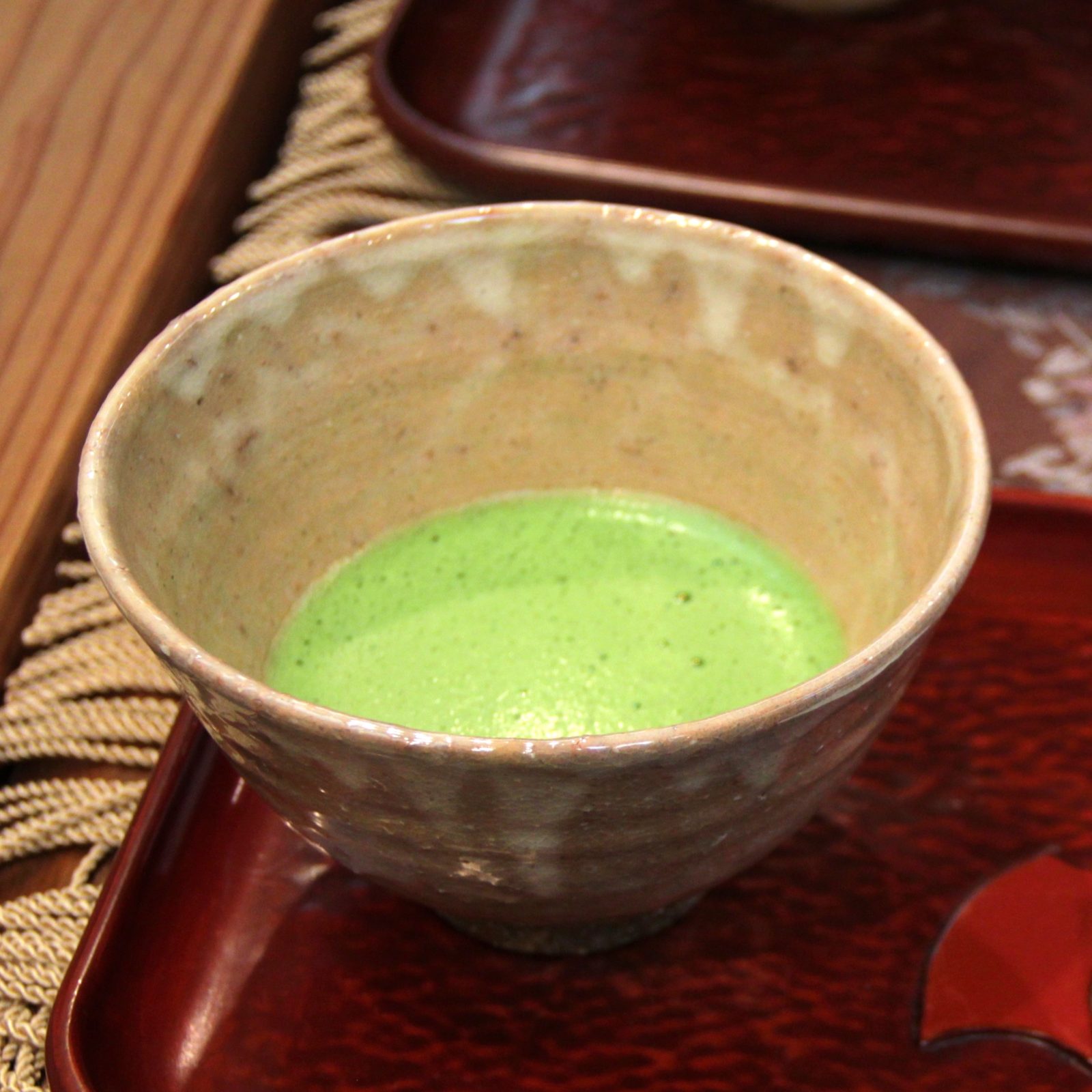 萩焼の茶碗に点てられた抹茶