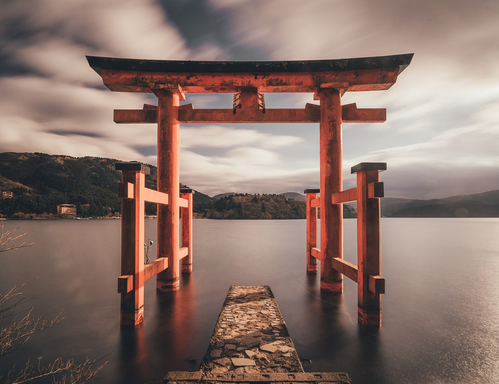 芦ノ湖に浮かぶ箱根神社の平和の鳥居