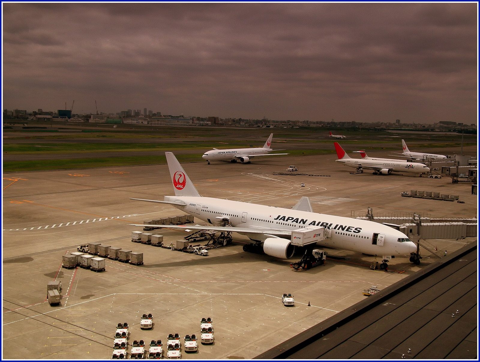 羽田空港の展望デッキから見える駐機中の旅客機