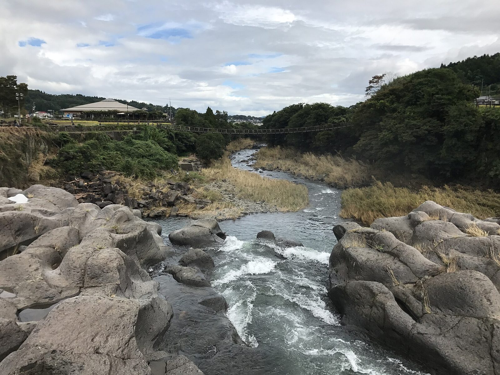 原尻の滝と滝見橋、道の駅原尻の滝の眺め