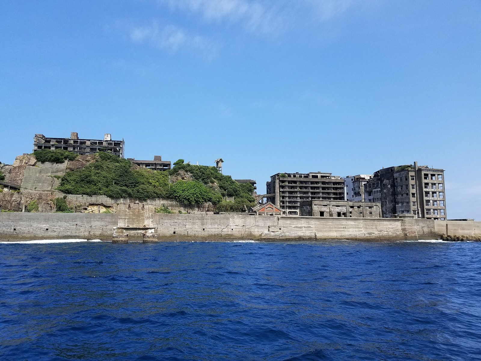 海上に廃墟のビル群が浮かぶ軍艦島(端島)