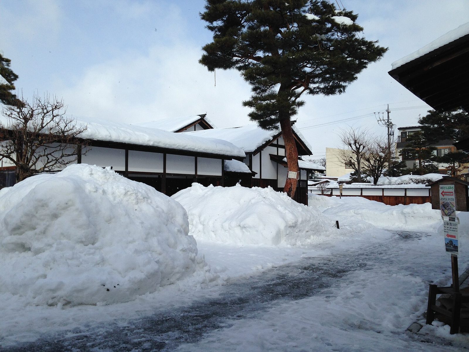 雪の日の高山陣屋の外観