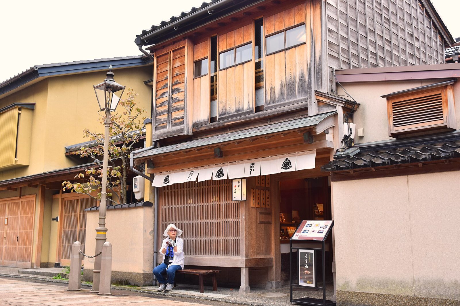 ひがし茶屋街の格子造りの町家が並ぶ通り