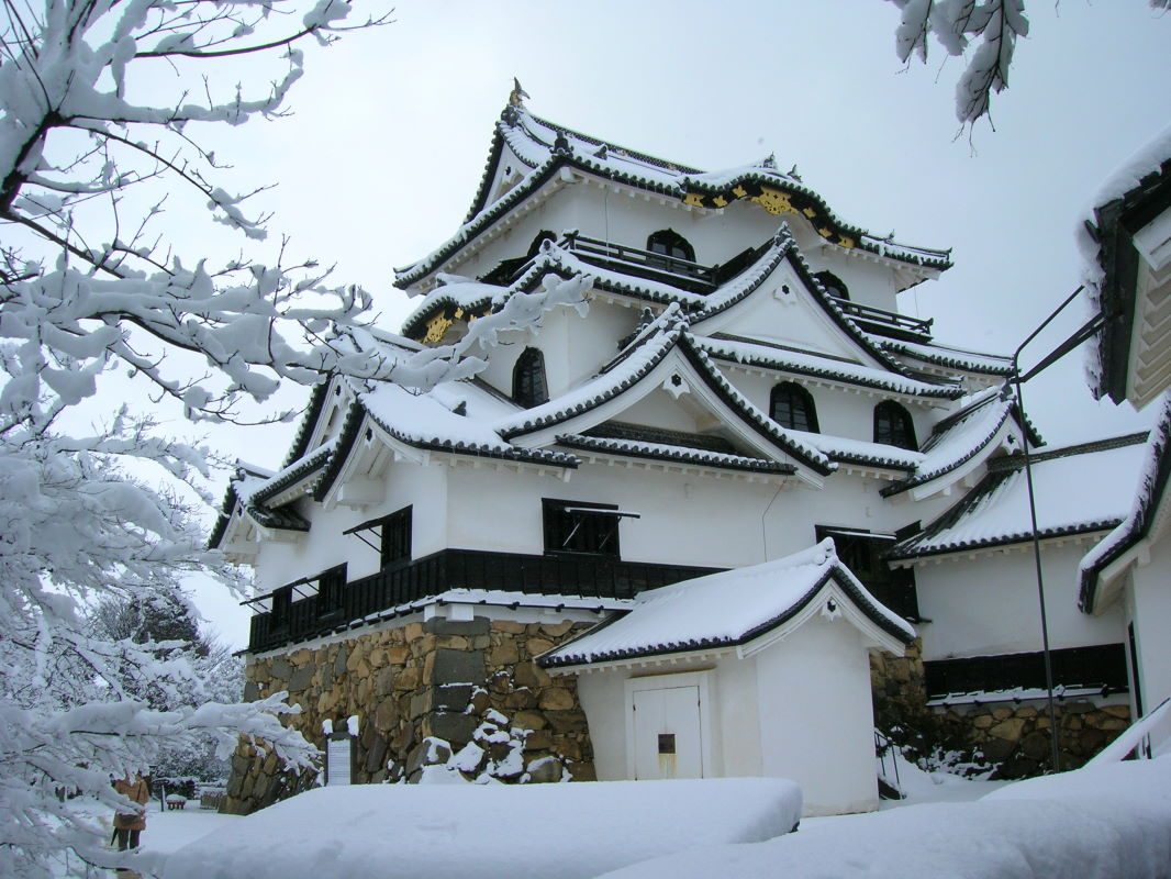 彦根観光モデルコース【1月・1日】雪化粧の国宝天守・玄宮園ライトアップは終了・平均最高7.1℃の費用つき行程表