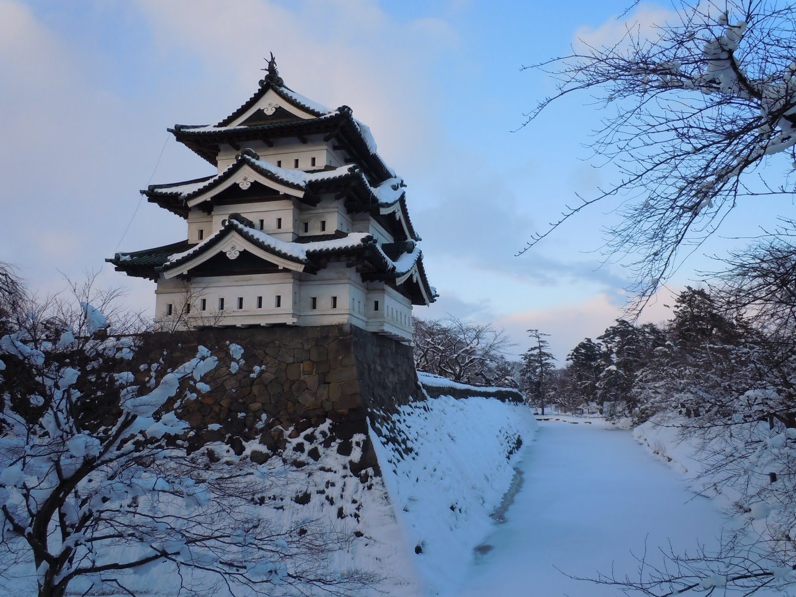 3月の弘前は雪の中｜雪燈籠まつりは2/11で終了・さくらまつりは4/10開幕・日最高6.7℃の服装
