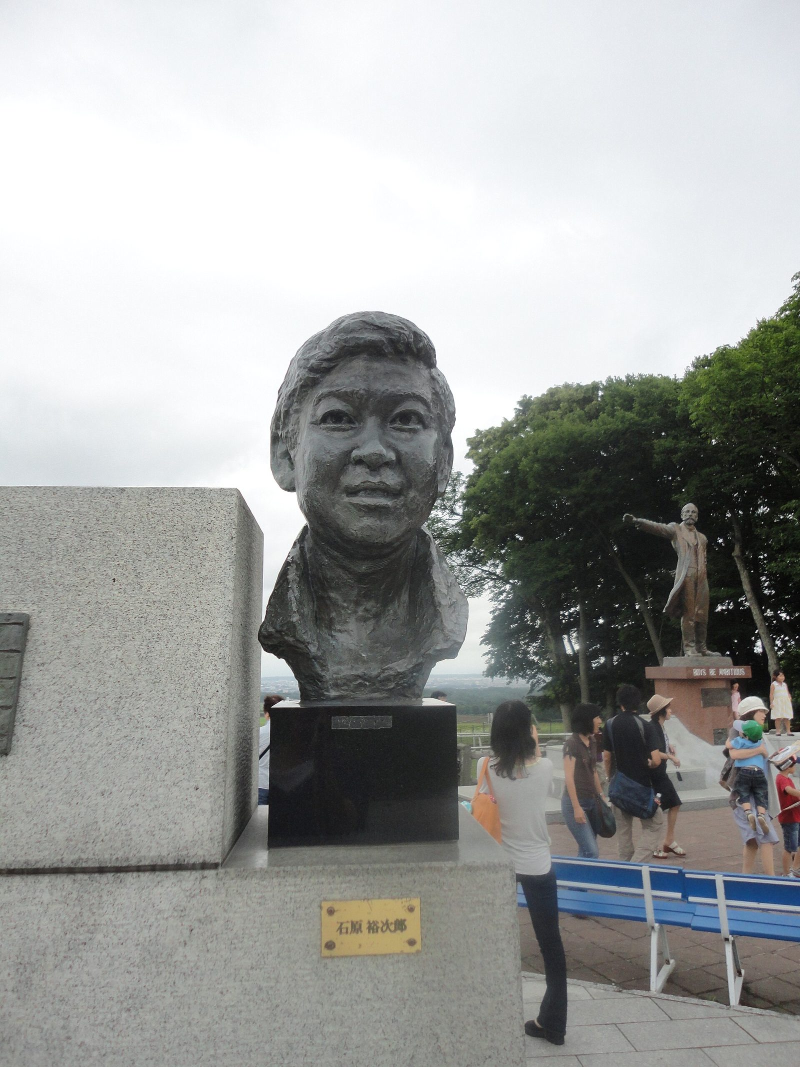 さっぽろ羊ヶ丘展望台のクラーク博士像と記念碑