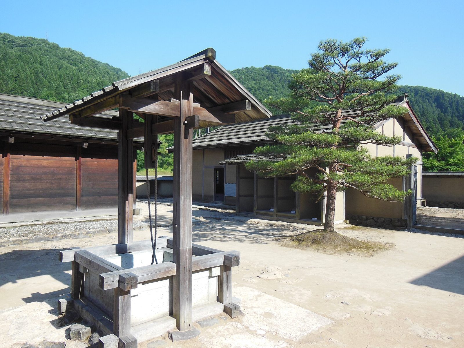 一乗谷朝倉氏遺跡の復原町並、井戸と復元家屋