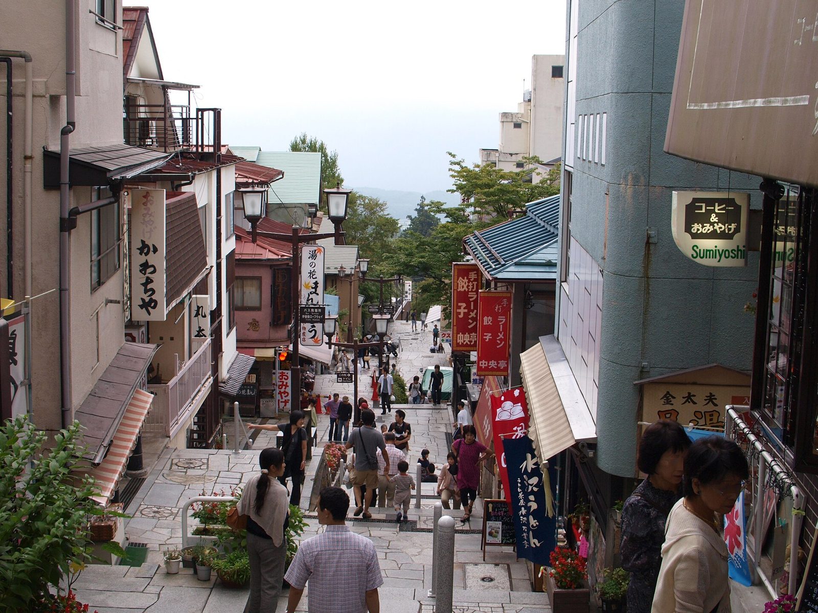 伊香保温泉の石段街。両側に温泉宿やみやげ物店が並ぶ石畳の坂道