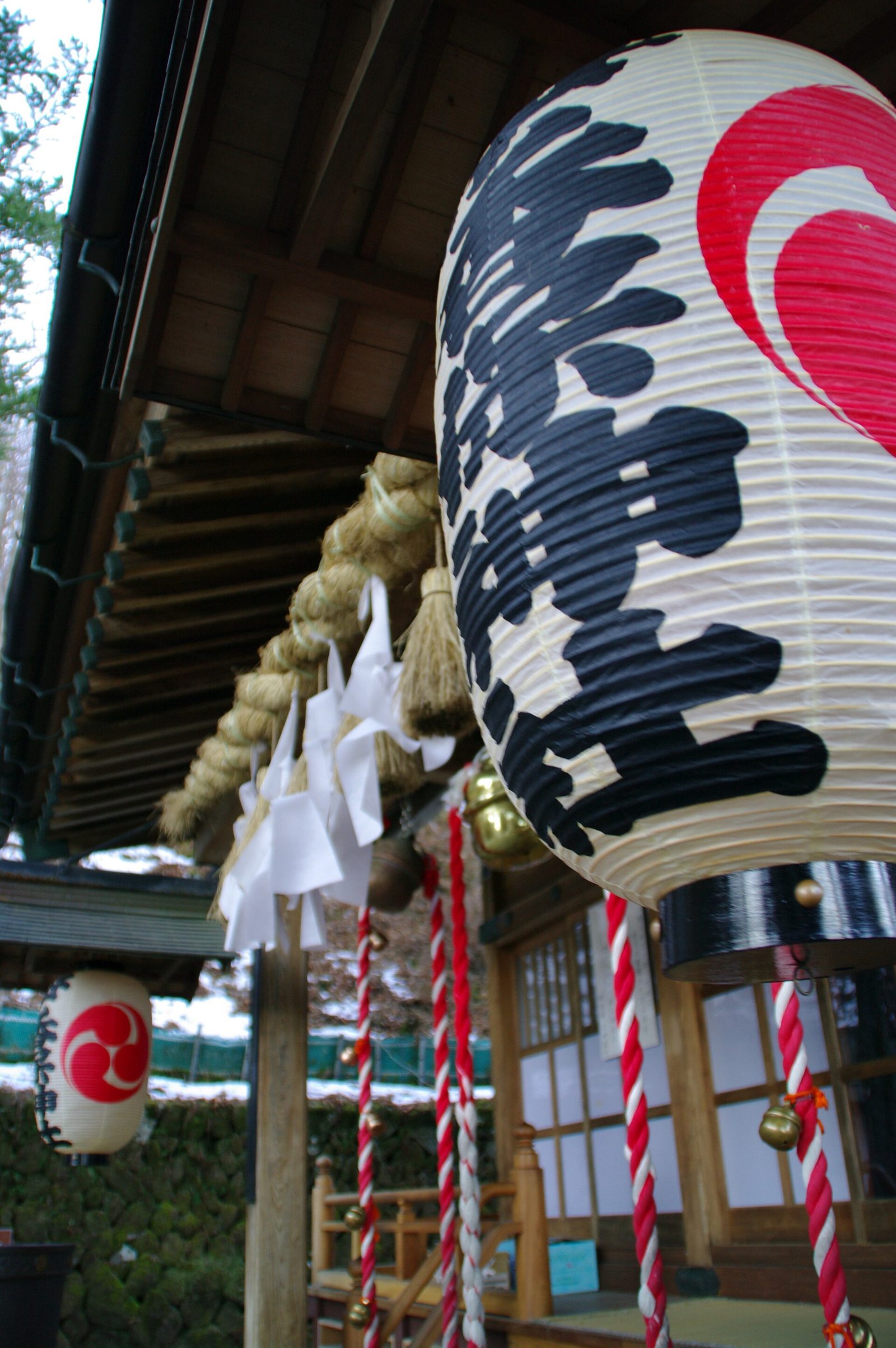 伊香保神社の軒先に下がる提灯としめ縄