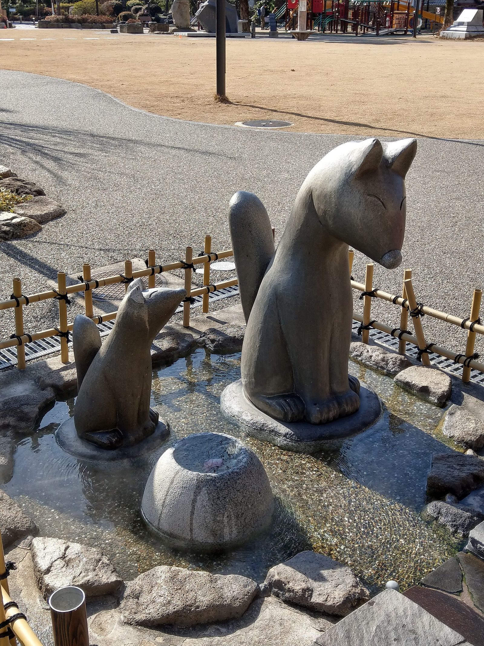 井上公園にある湯田温泉の白狐伝説にちなんだ狐の像