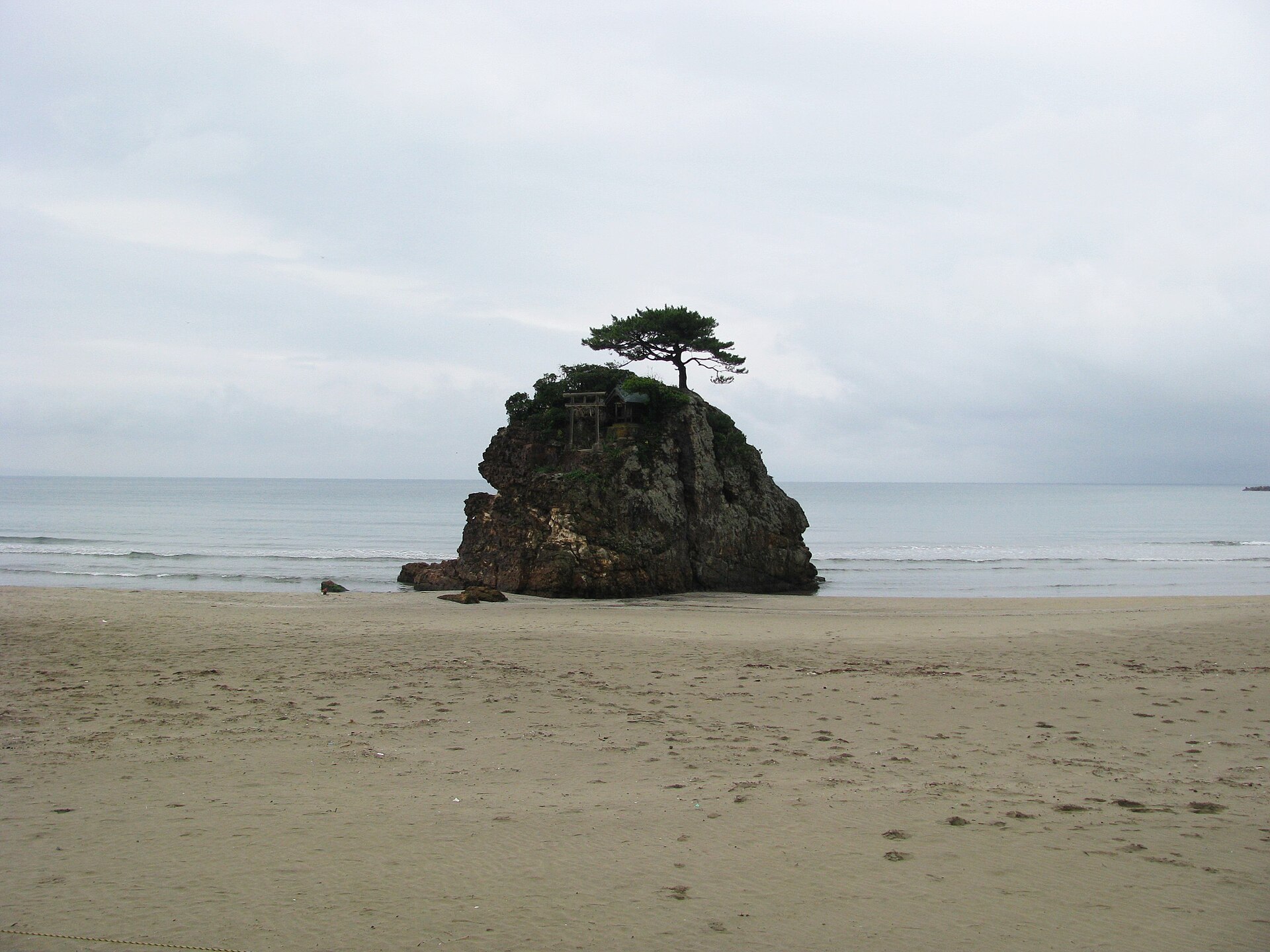 稲佐の浜の弁天島に立つ鳥居