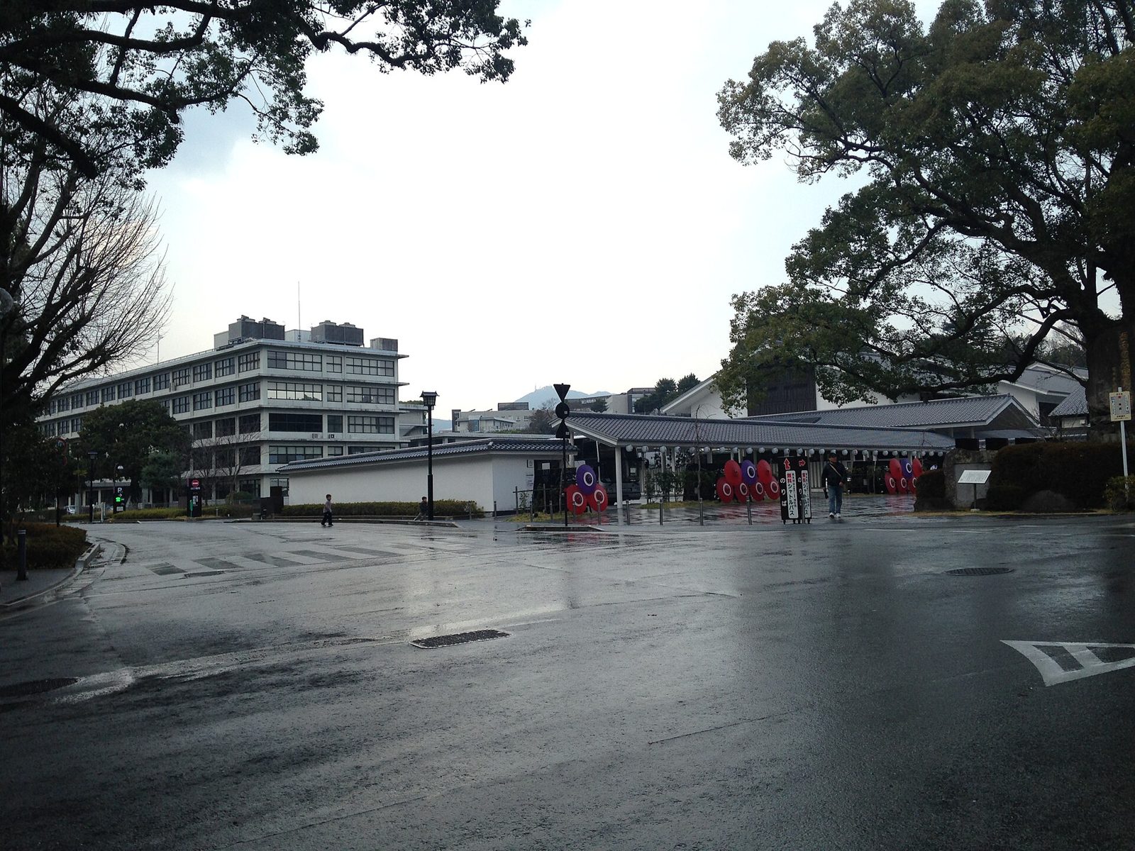桜の馬場 城彩苑の入口とわくわく座の建物