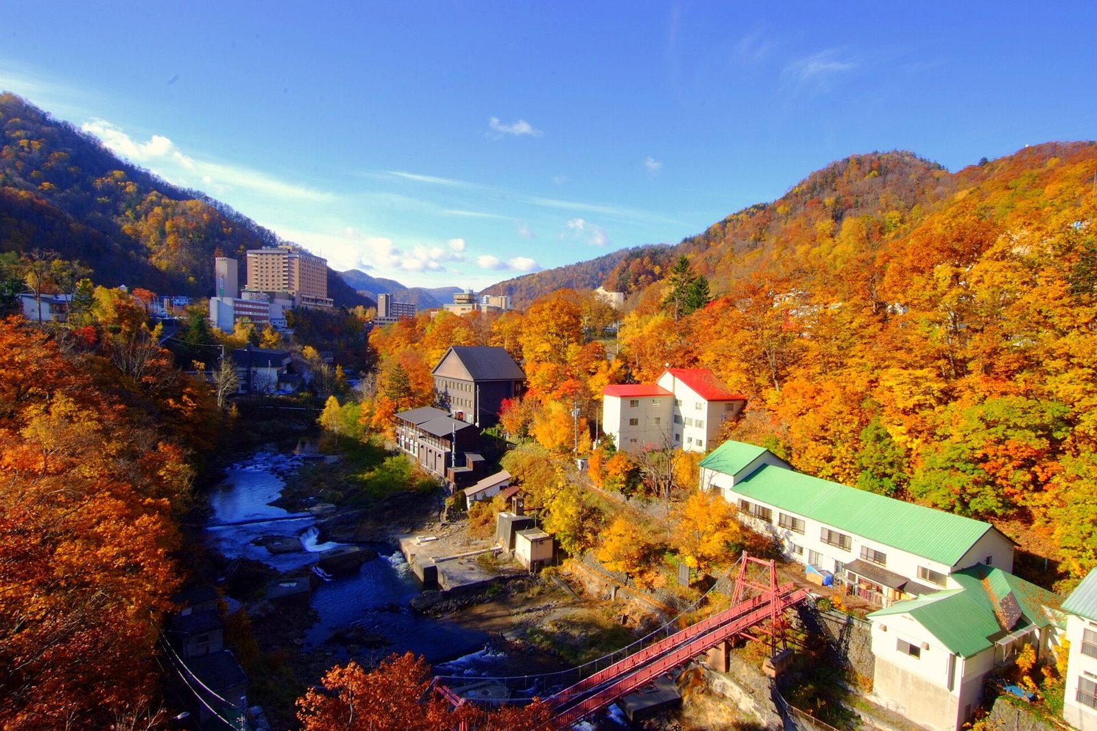 定山渓温泉街を流れる豊平川と赤い橋