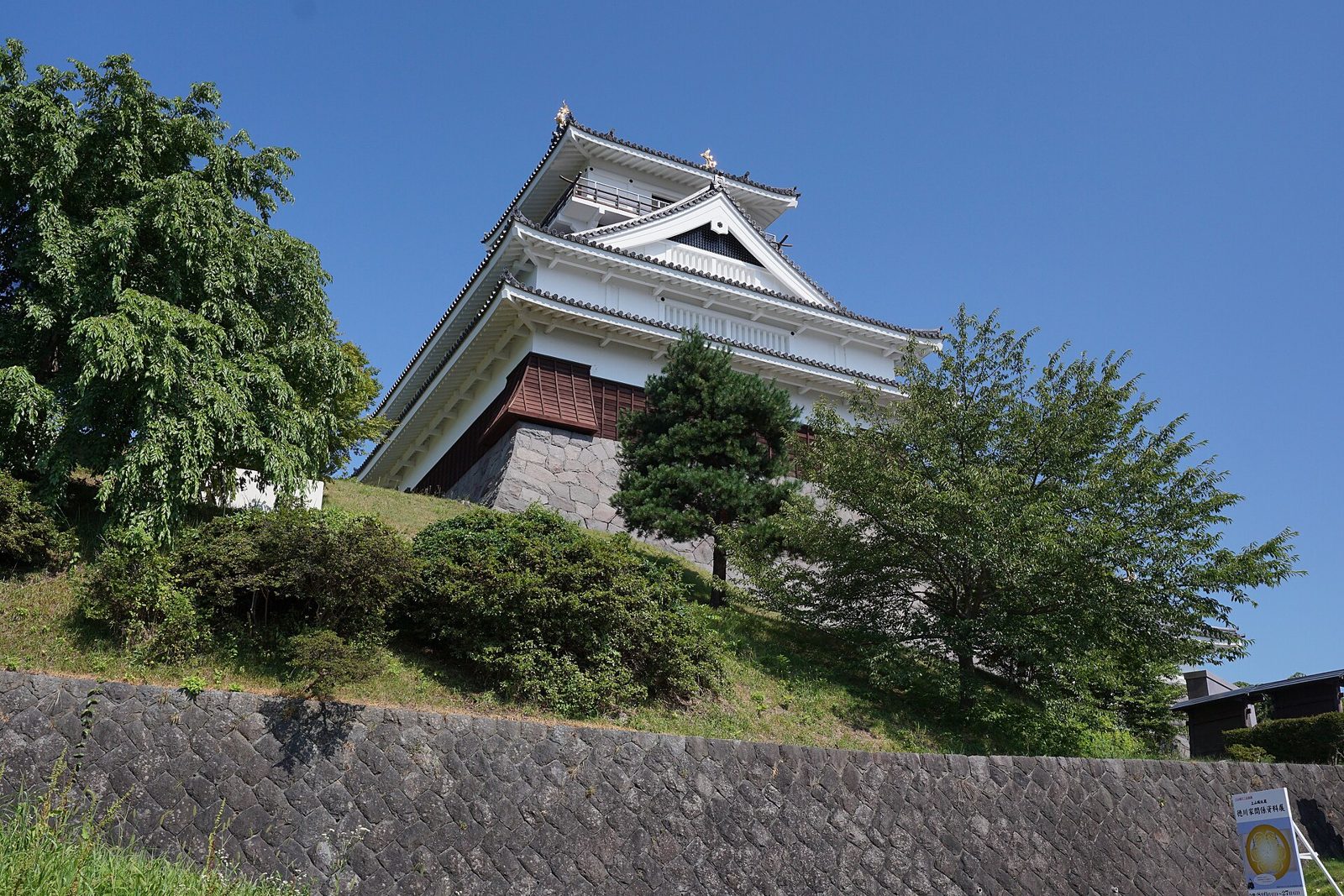 石垣の上に建つ白壁の上山城天守