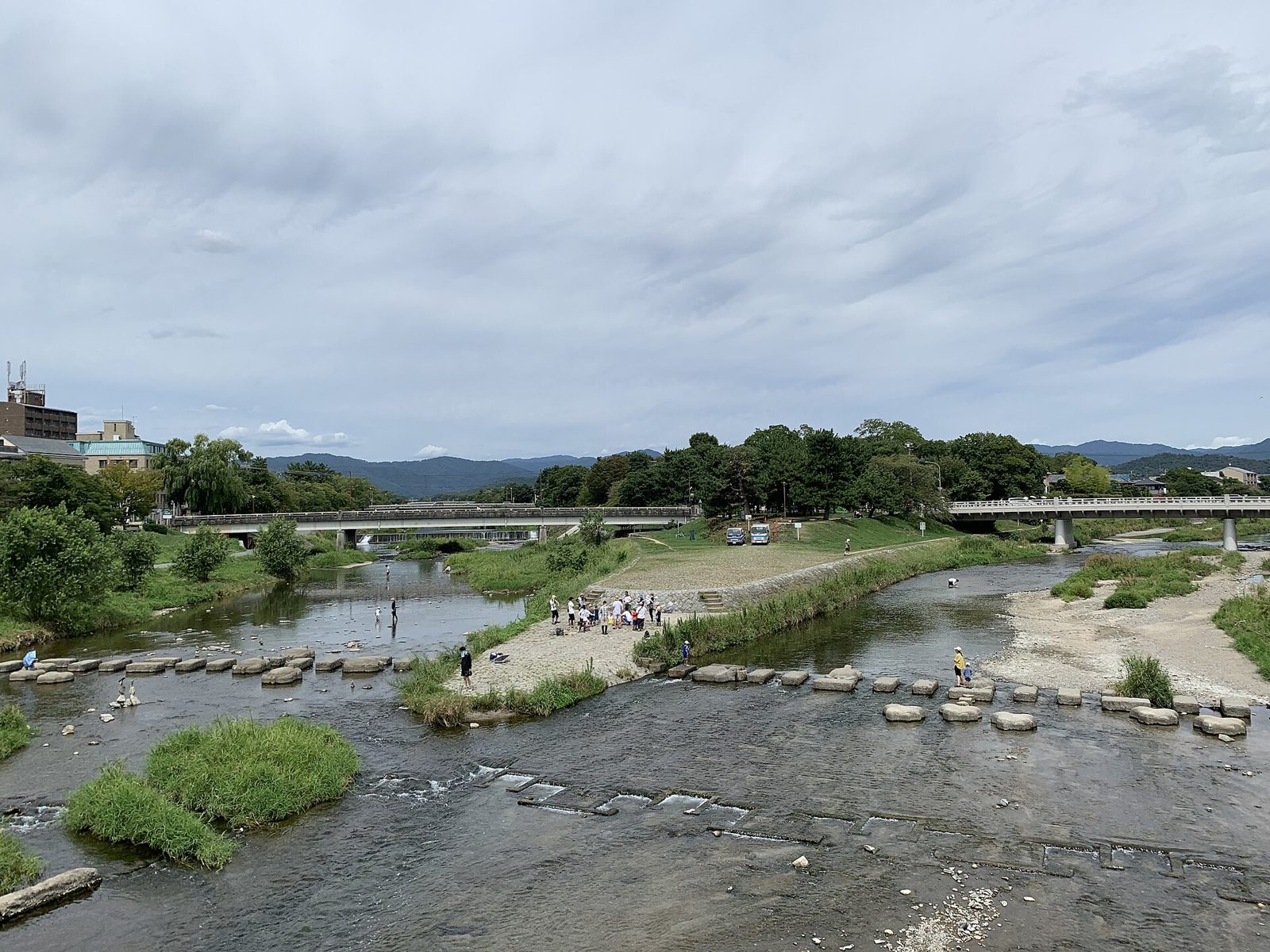 鴨川デルタの飛び石と賀茂川・高野川の合流点