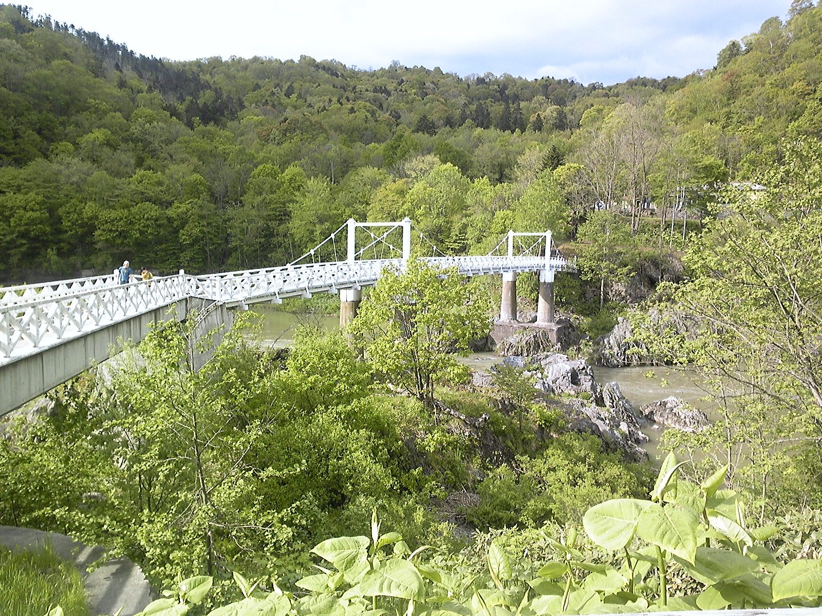 神居古潭のつり橋と石狩川の渓谷