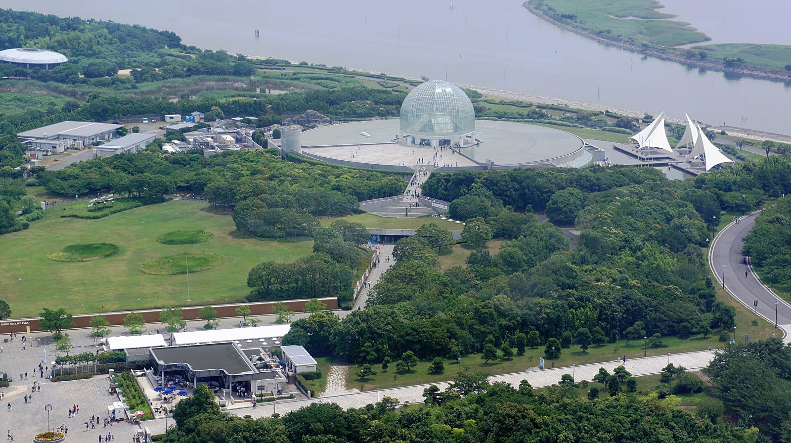 葛西臨海水族園のガラス張りドーム型の建物