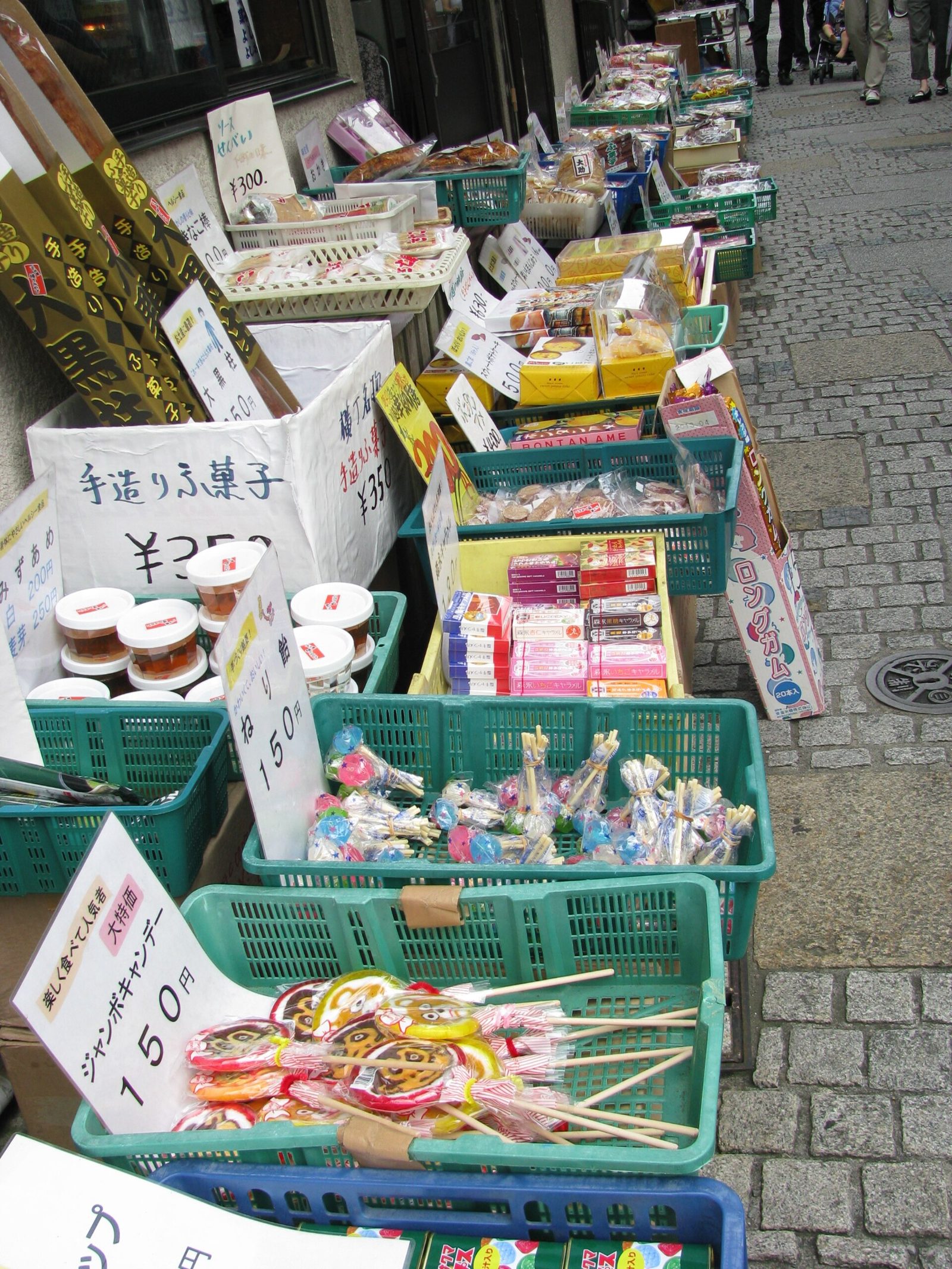 菓子屋横丁に並ぶ駄菓子の露店