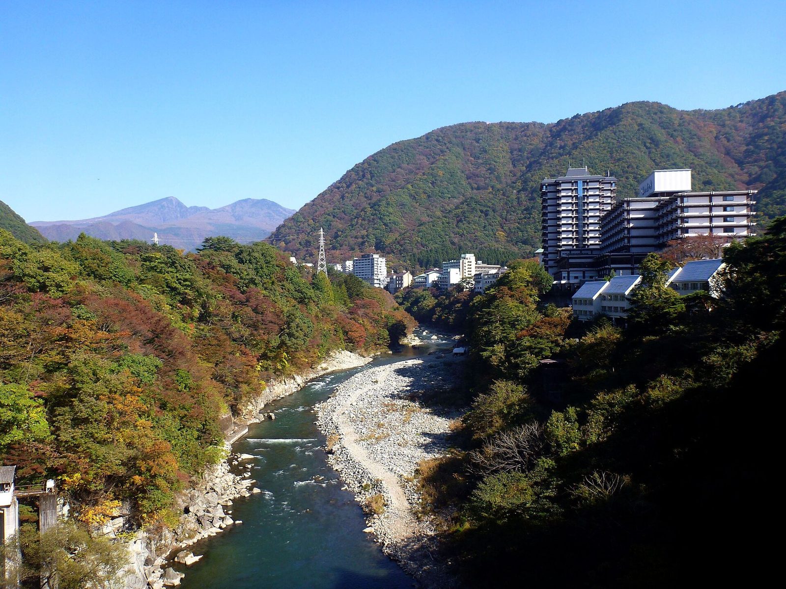 鬼怒川を挟んで温泉宿が両岸に並ぶ鬼怒川温泉の風景