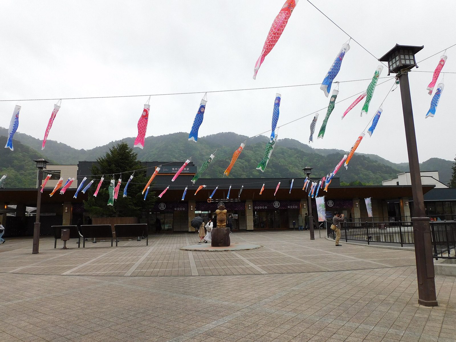 鬼怒川温泉駅前の広場