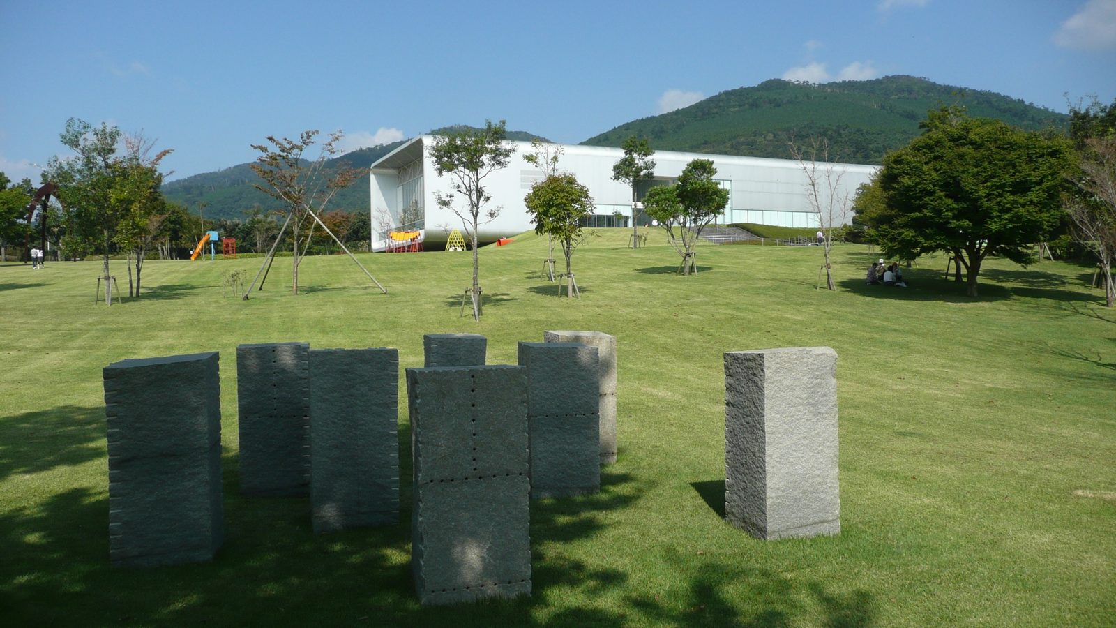 霧島アートの森の野外彫刻と芝生広場