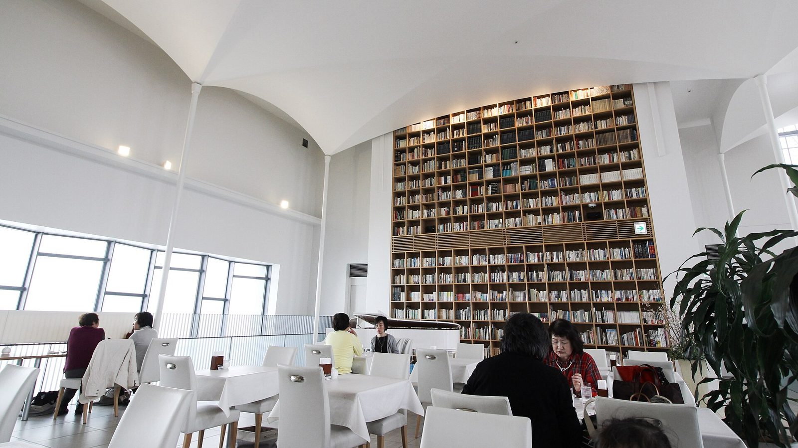 北菓楼札幌本館2階カフェの吹き抜けと大きな本棚