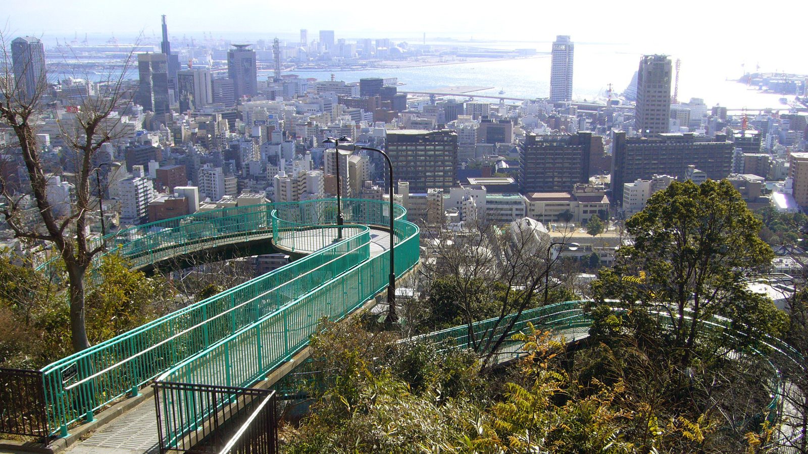 ビーナスブリッジから見下ろす神戸市街と港